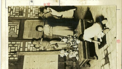 儿童围坐彩桌欢乐时光.jpg