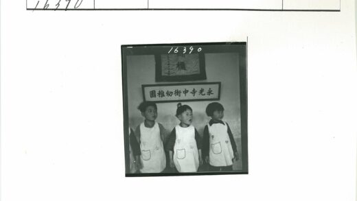 儿童围裙活动室内合影.jpg