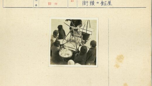 儿童围观摊贩小雕像.jpg