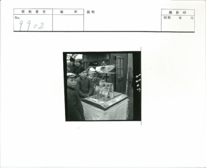 儿童围观模型飞机展示柜.jpg
