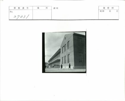 儿童在大型建筑前玩耍.jpg