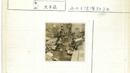 儿童在岩石水景旁嬉戏.jpg