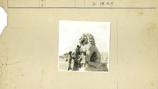 儿童在狮子雕像旁欢乐玩耍.jpg