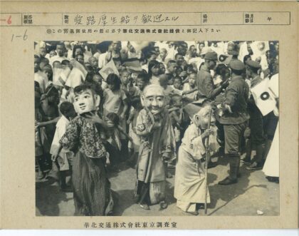 儿童成人观看卡通面具表演活动.jpg