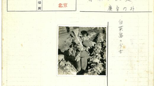 儿童手持绿叶蔬菜田园风光.jpg