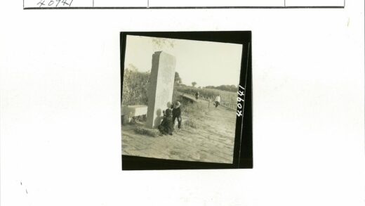 儿童探索路边石碑.jpg