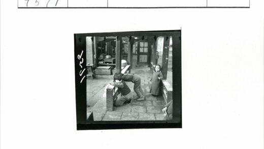 儿童木栏杆庭院玩耍.jpg