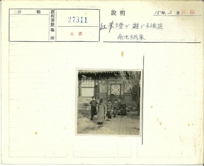儿童木桶游戏传统建筑前.jpg