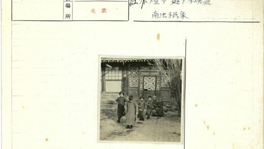 儿童木桶游戏传统建筑前.jpg