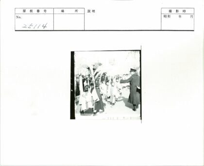 儿童游行队伍街头行进.jpg