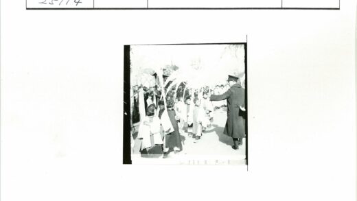 儿童游行队伍街头行进.jpg