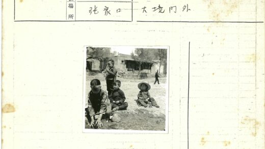儿童溪边传统村落嬉戏.jpg