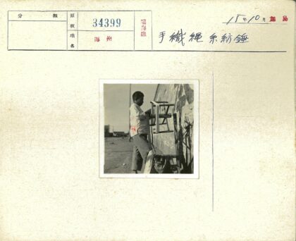儿童石墙旁编织纱线.jpg