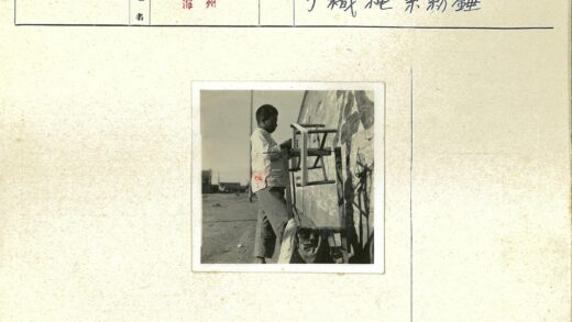 儿童石墙旁编织纱线.jpg