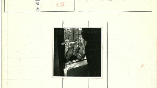 儿童窗口挥舞布条旧影.jpg