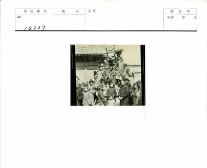 儿童聚集石狮雕传统建筑前.jpg