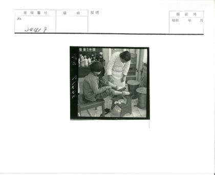 儿童腿部护理医疗场景.jpg