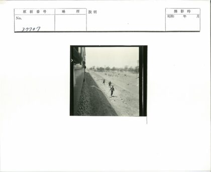 儿童行走土路火车旁树林背景.jpg