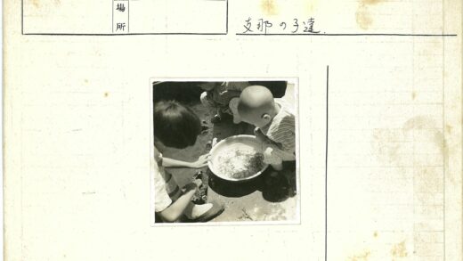 儿童观察小鱼水中游.jpg