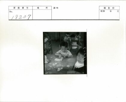 儿童陶艺课堂创作场景.jpg