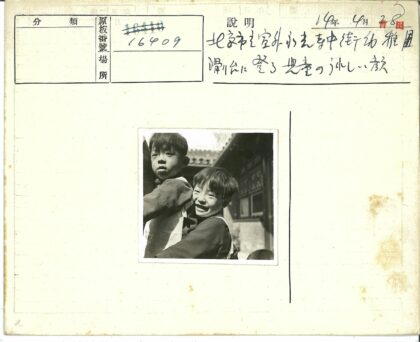 兄妹情深拥抱瞬间.jpg