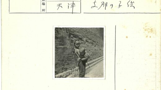 兄弟相依砖墙前.jpg