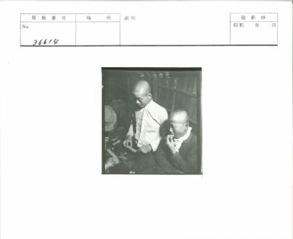 光头男子玩桌面游戏.jpg