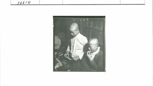 光头男子玩桌面游戏.jpg