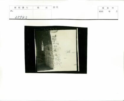 光影雕刻墙壁与室外景观.jpg