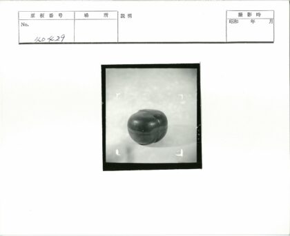 光滑球形物体表面缝特写.jpg