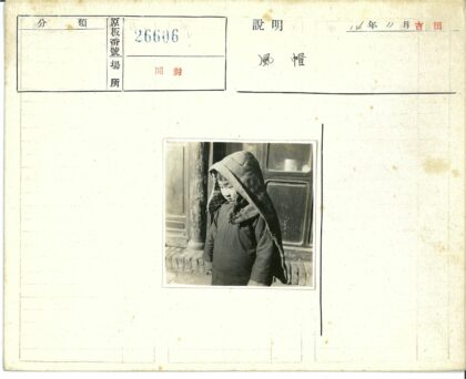 兜帽孩子站在木门砖阶前.jpg