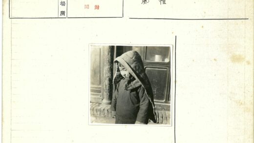 兜帽孩子站在木门砖阶前.jpg