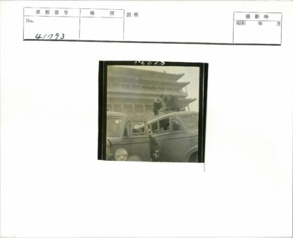 公交车与人群背景建筑.jpg