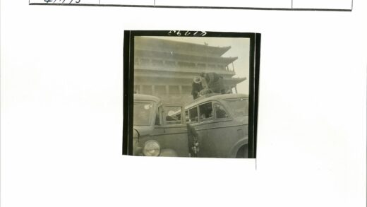 公交车与人群背景建筑.jpg