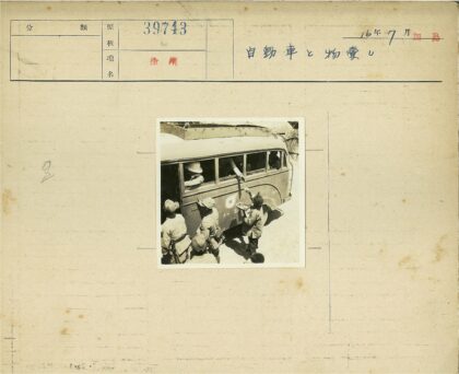公交车旁人群与乘客互动.jpg