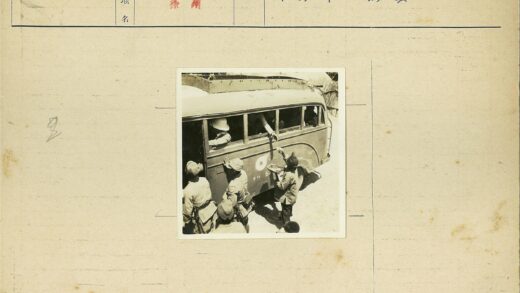 公交车旁人群与乘客互动.jpg