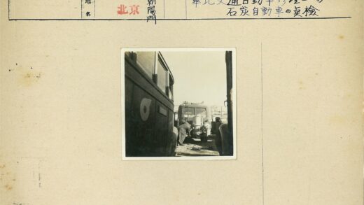 公交车旁维修车辆工作照.jpg
