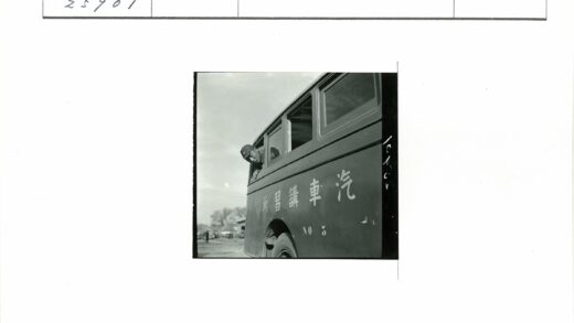 公交车窗外风景人物街拍.jpg