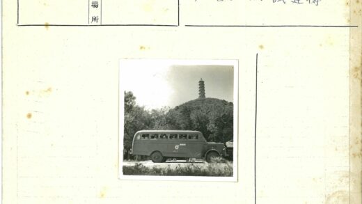 公交车站与宝塔风景.jpg