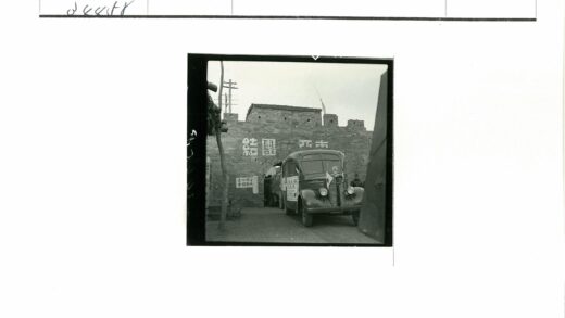 公交车站拱门前的宣传车.jpg