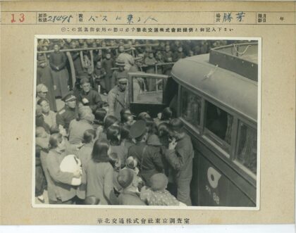 公共汽车与围观人群历史场景.jpg