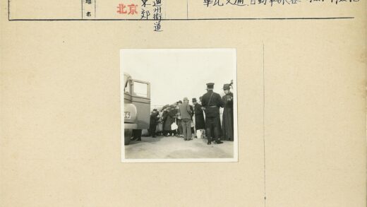 公共汽车前穿大衣的人群.jpg