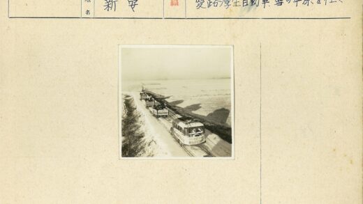 公共汽车行驶贫瘠土路.jpg