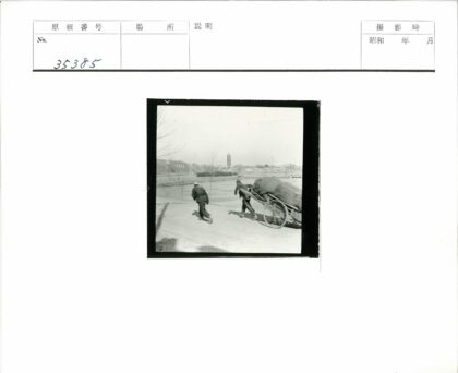 公园土路拉货人与宝塔.jpg