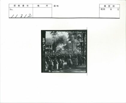 公园外人群与树木建筑景观.jpg