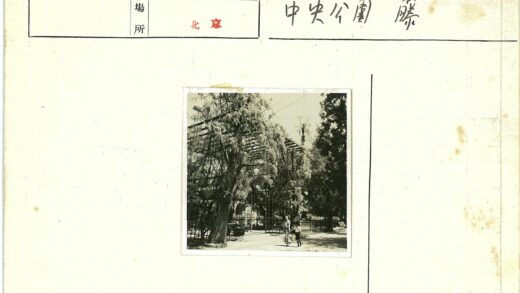 公园树林金属结构人物合影.jpg