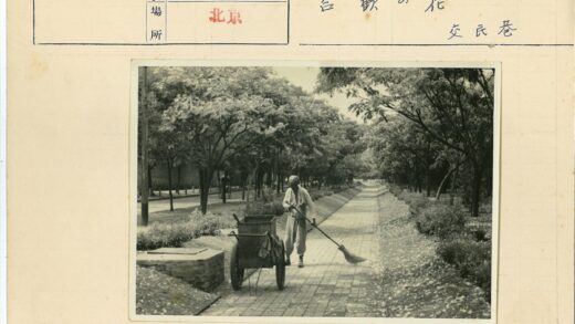 公园清洁工清扫小路.jpg