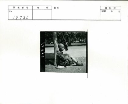 公园男孩树下沉思.jpg