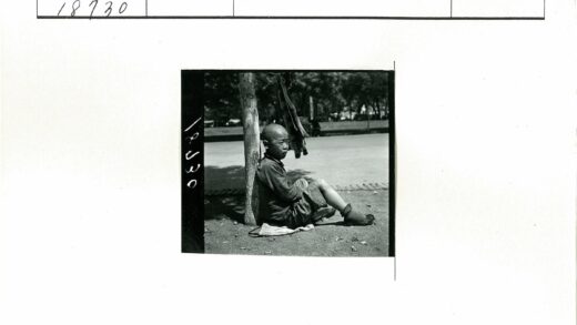 公园男孩树下沉思.jpg