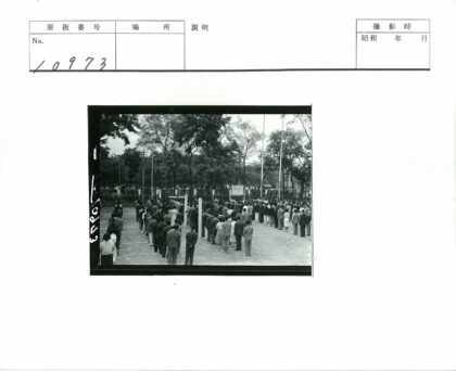 公园群众户外排队活动.jpg